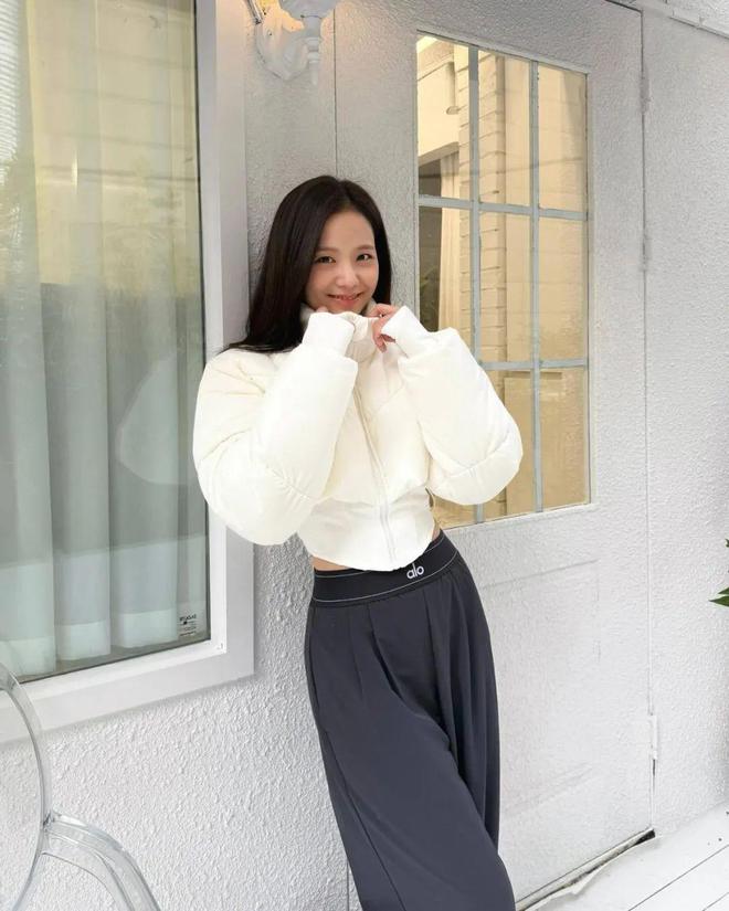 三亿体育属于高能量女孩的冬日瑜伽穿搭来了！(图2)
