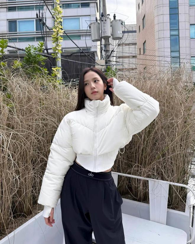 三亿体育属于高能量女孩的冬日瑜伽穿搭来了！(图3)