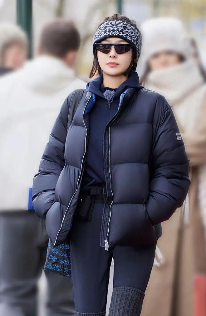 三亿体育属于高能量女孩的冬日瑜伽穿搭来了！(图11)