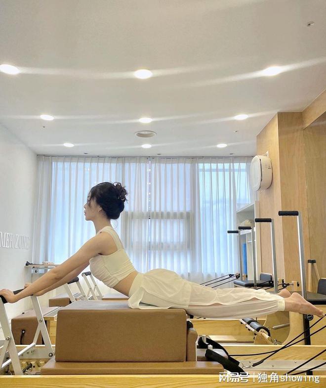 三亿体育太美了！白色瑜伽套装搭配唯美时尚气质(图3)