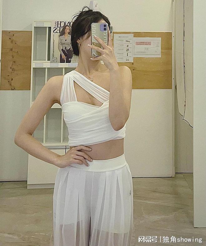 三亿体育太美了！白色瑜伽套装搭配唯美时尚气质(图4)