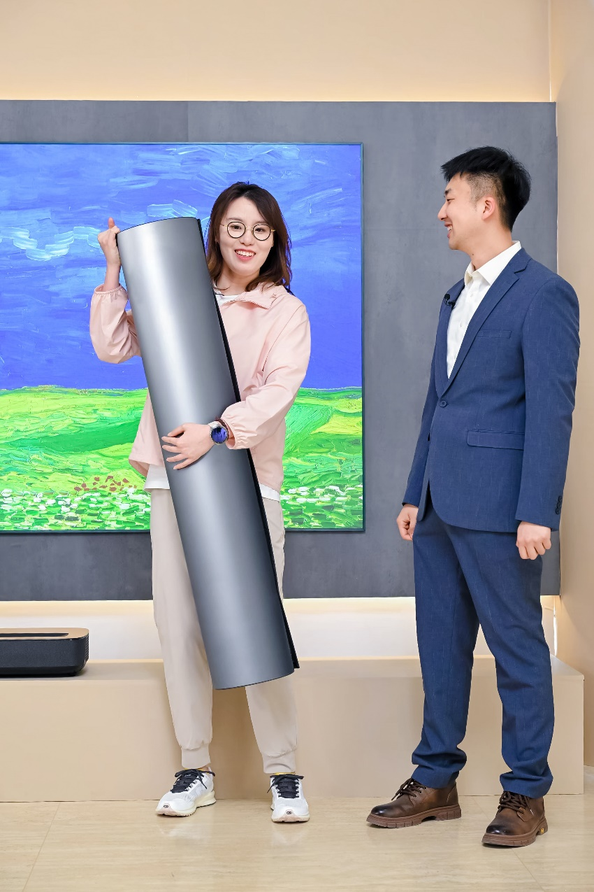 三亿体育.(中国)官方网站傅园慧再度上演“洪荒之力” 徒手拎走100英寸激光电视(图2)